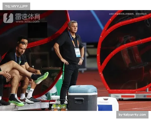 热内西奥中场拦截体系面临考验,里尔双后腰配置应对欧战压力